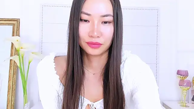 NaomiYuu online show from February 2025 06:00:01 AM