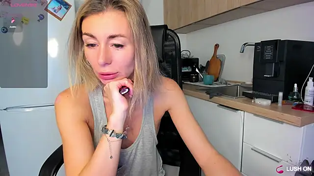 Snapshot of DannaEvan chatting on September 2025 02:16:01 AM DannaEvan online show from September 2025 02:16:01 AM