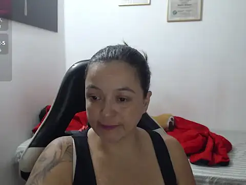 Snapshot of katty_lorens chatting on May 2026 12:40:02 AM katty lorens online show from May 2026 12:40:02 AM