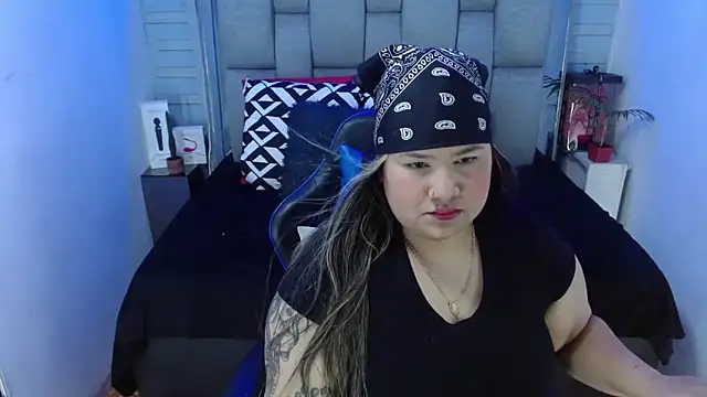 evelin zaens online show from November 2025 04:12:01 AM