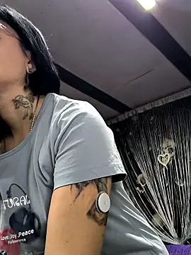 KikiXRed online show from November 2025 08:25:02 AM