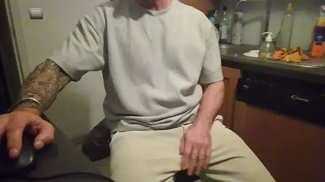 Snapshot of jouet75 chatting on March 2026 08:37:02 PM jouet75 online show from March 2026 08:37:02 PM