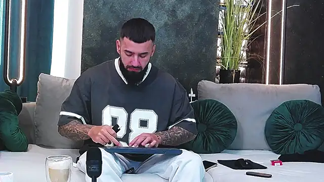 masterkingofmusclee online show from January 2025 06:45:01 AM