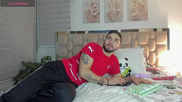 Snapshot of Vanessa_and_liam chatting on March 2025 05:46:02 AM Vanessa and liam online show from March 2025 05:46:02 AM