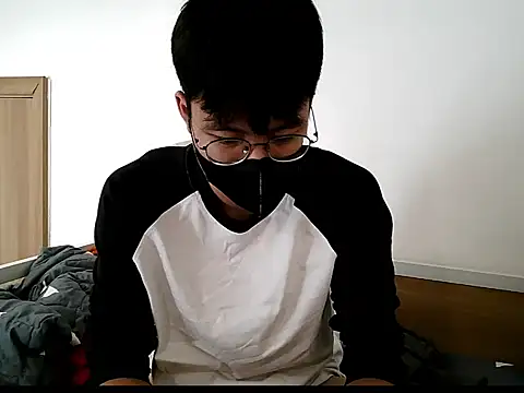 Gwencloudy online show from October 2025 08:37:01 AM