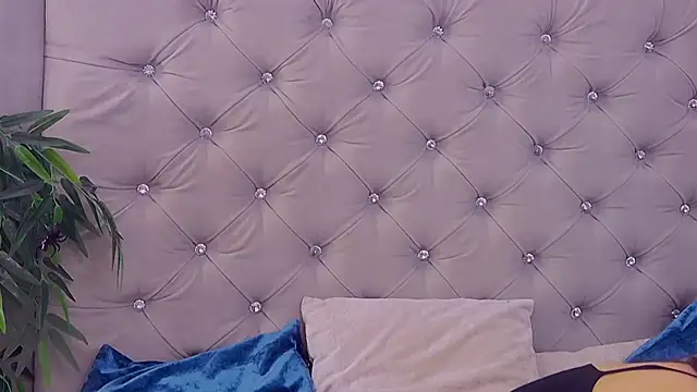 MeIisaLove online show from October 2025 07:45:01 PM