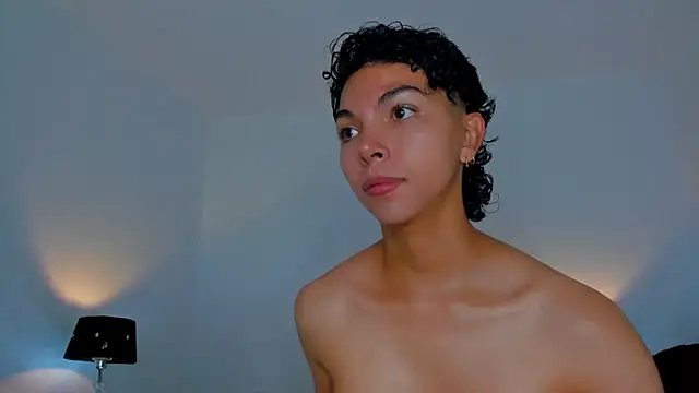 Snapshot of xhenisa_ chatting on November 2025 06:30:01 PM xhenisa online show from November 2025 06:30:01 PM