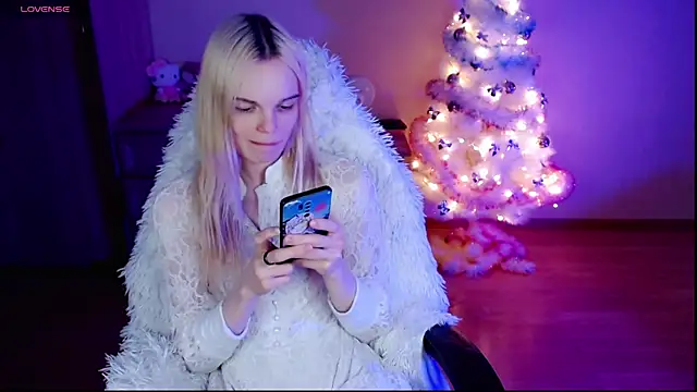 Snapshot of Emily_Nyaffee chatting on December 2024 12:25:01 AM Emily Nyaffee online show from December 2024 12:25:01 AM