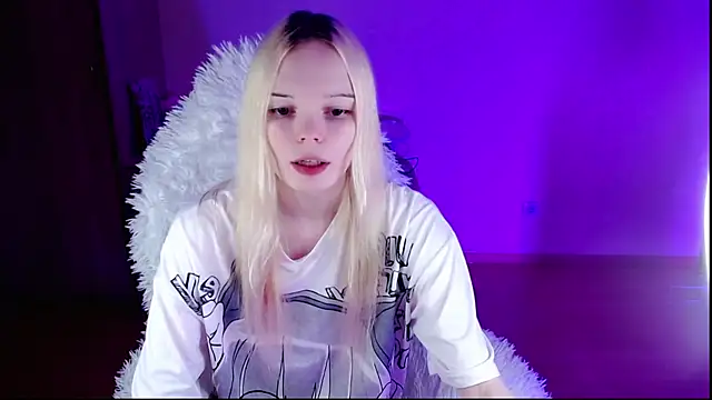 Snapshot of Emily_Nyaffee chatting on January 2025 08:26:01 PM Emily Nyaffee online show from January 2025 08:26:01 PM