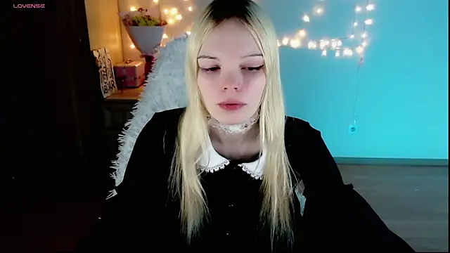 Snapshot of Emily_Nyaffee chatting on February 2025 10:36:02 PM Emily Nyaffee online show from February 2025 10:36:02 PM