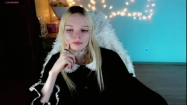 Snapshot of Emily_Nyaffee chatting on February 2025 01:41:01 AM Emily Nyaffee online show from February 2025 01:41:01 AM