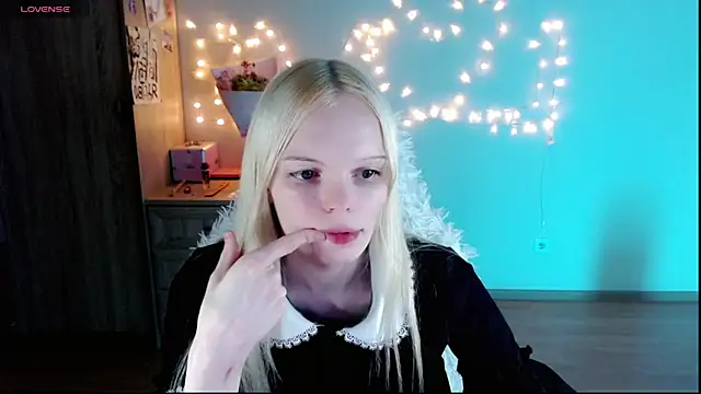 Snapshot of Emily_Nyaffee chatting on March 2025 06:33:02 PM Emily Nyaffee online show from March 2025 06:33:02 PM