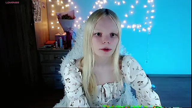 Snapshot of Emily_Nyaffee chatting on March 2025 10:48:02 PM Emily Nyaffee online show from March 2025 10:48:02 PM