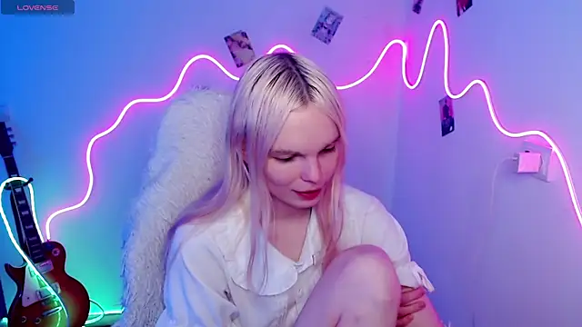 Snapshot of Emily_Nyaffee chatting on November 2025 01:00:02 PM Emily Nyaffee online show from November 2025 01:00:02 PM