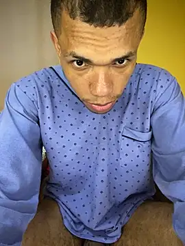 Snapshot of MoiseXxx_777 chatting on October 2025 01:04:02 AM MoiseXxx 777 online show from October 2025 01:04:02 AM