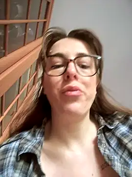 Snapshot of MommmyYummy chatting on October 2025 07:27:01 AM MommmyYummy online show from October 2025 07:27:01 AM