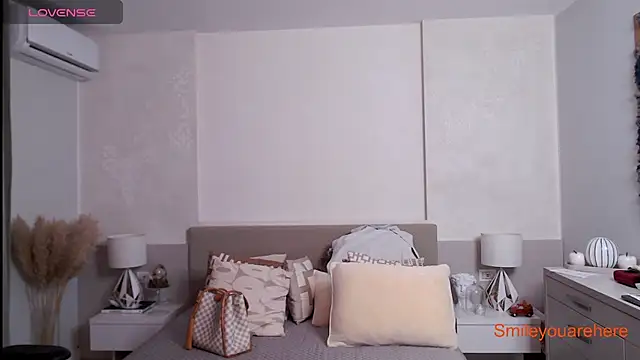 Smileyouarehere online show from November 2025 04:00:01 AM