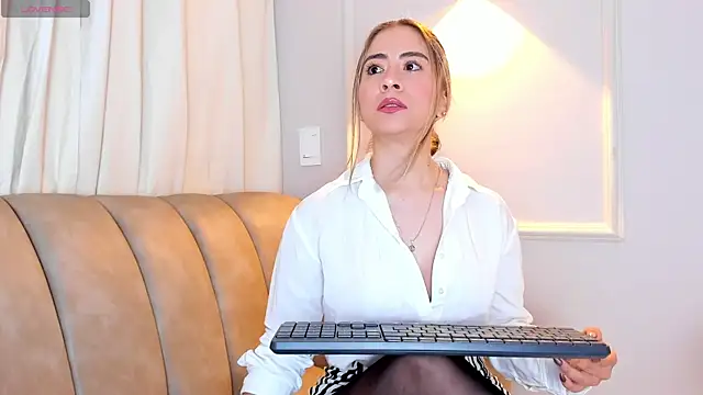 Snapshot of Lia_walton chatting on November 2025 12:19:02 PM Lia walton online show from November 2025 12:19:02 PM