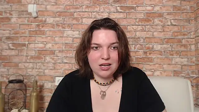 Amelia Kiss  online show from February 2025 03:50:01 AM