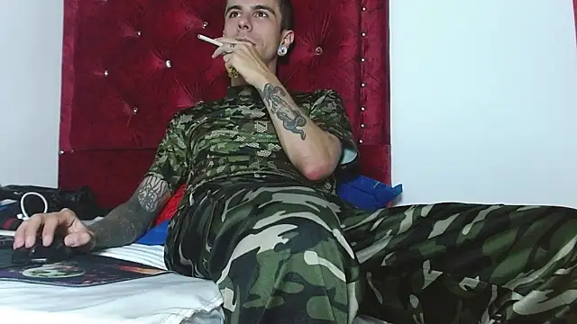Snapshot of Aaron_BigDickxxx chatting on December 2024 12:57:02 AM Aaron BigDickxxx online show from December 2024 12:57:02 AM