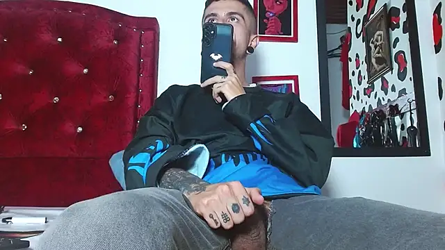 Snapshot of Aaron_BigDickxxx chatting on December 2024 11:19:01 AM Aaron BigDickxxx online show from December 2024 11:19:01 AM