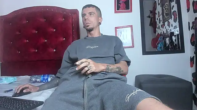 Snapshot of Aaron_BigDickxxx chatting on January 2025 07:18:02 AM Aaron BigDickxxx online show from January 2025 07:18:02 AM