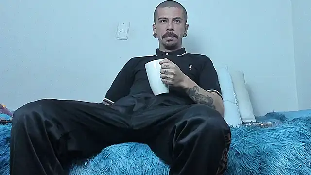 Snapshot of Aaron_BigDickxxx chatting on October 2025 06:36:02 AM Aaron BigDickxxx online show from October 2025 06:36:02 AM