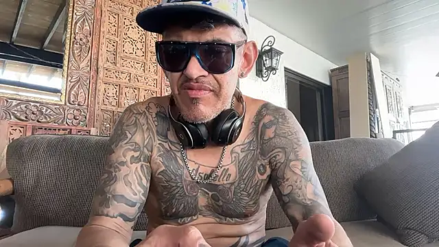 Snapshot of RoodoggXL chatting on February 2026 09:33:02 PM RoodoggXL online show from February 2026 09:33:02 PM