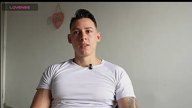 Snapshot of Muscle_King_Cum chatting on June 2026 01:26:02 PM Muscle King Cum online show from June 2026 01:26:02 PM