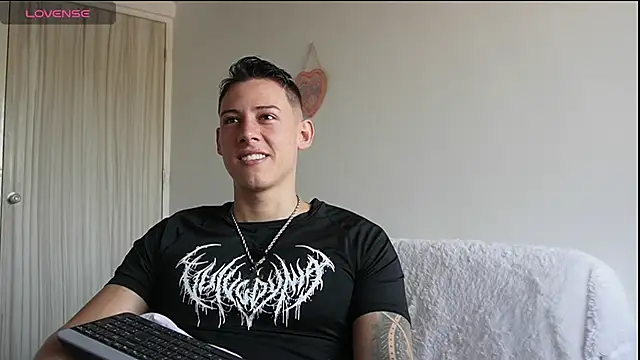 Snapshot of Muscle_King_Cum chatting on June 2026 01:43:01 PM Muscle King Cum online show from June 2026 01:43:01 PM