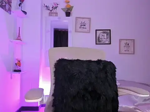 Snapshot of _Caroliinee_ chatting on March 2025 11:43:01 PM Caroliinee online show from March 2025 11:43:01 PM