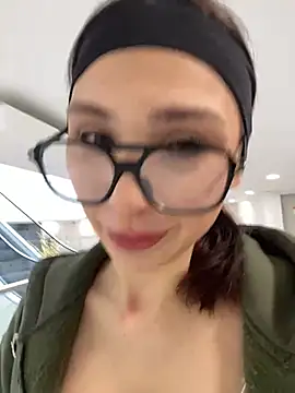 QuitieLia online show from January 2025 09:10:02 AM