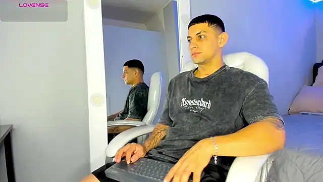 Snapshot of Alex_cute77 chatting on June 2026 12:31:02 PM Alex cute77 online show from June 2026 12:31:02 PM