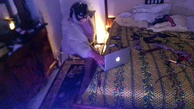Snapshot of CharlotteVixxens chatting on April 2026 12:17:01 AM CharlotteVixxens online show from April 2026 12:17:01 AM