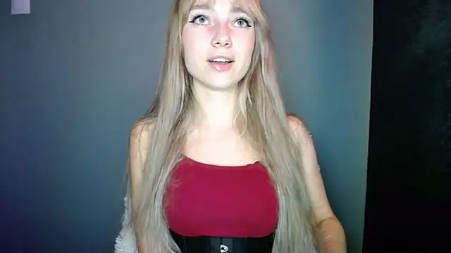 Snapshot of LuciaYoung chatting on October 2025 06:28:02 PM LuciaYoung online show from October 2025 06:28:02 PM