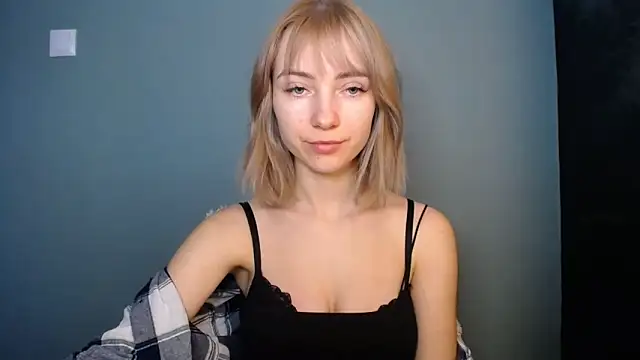 LuciaYoung online show from February 2026 01:20:01 PM