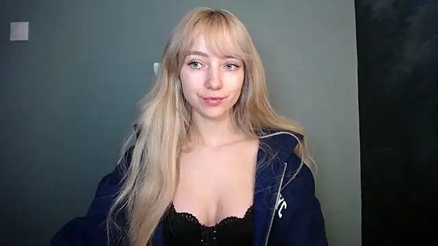 LuciaYoung online show from April 2026 06:15:01 PM