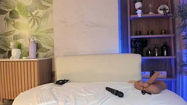 LIAH IZUMI online show from October 2025 01:25:01 PM