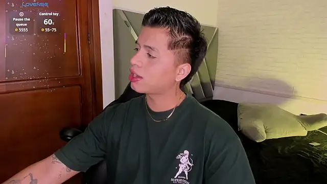 Niicky1  online show from December 2025 03:19:02 PM