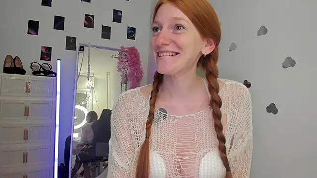 Snapshot of Aliceginger99 chatting on May 2026 01:28:01 PM Aliceginger99 online show from May 2026 01:28:01 PM
