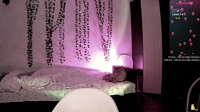 strawberry elfcat online show from October 2025 03:36:01 PM