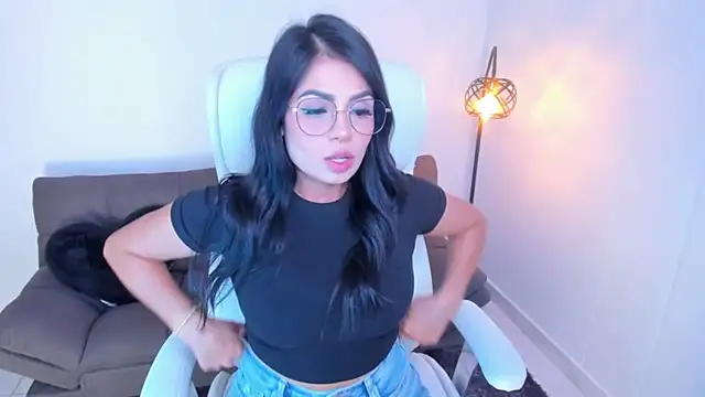 Snapshot of dominique21_ chatting on December 2024 10:50:01 PM dominique21  online show from December 2024 10:50:01 PM