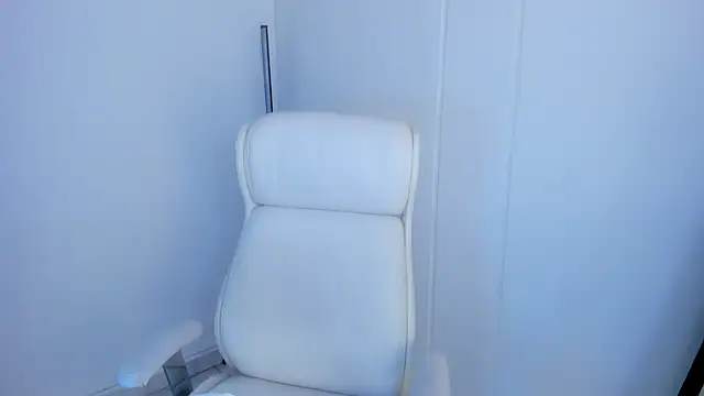 dominique21  online show from October 2025 11:49:01 PM