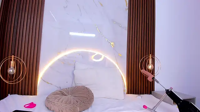 danisaenz  online show from December 2024 08:18:01 PM