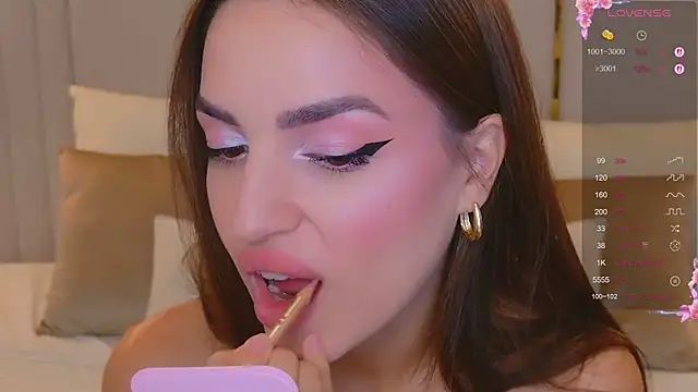 Snapshot of BellaHalles chatting on October 2025 06:25:01 AM BellaHalles online show from October 2025 06:25:01 AM