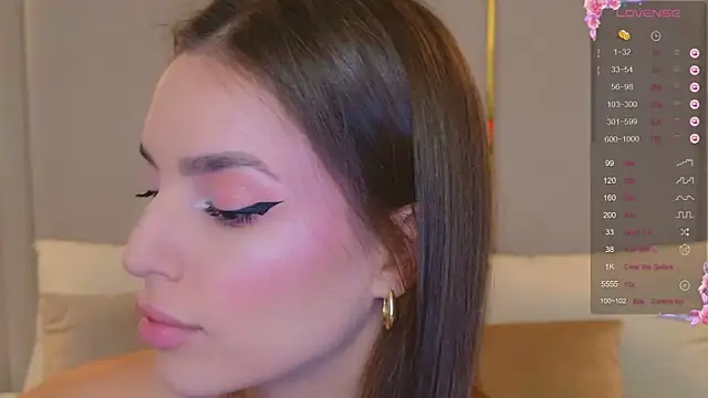 Snapshot of BellaHalles chatting on October 2025 06:14:01 AM BellaHalles online show from October 2025 06:14:01 AM