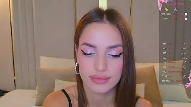 Snapshot of BellaHalles chatting on October 2025 06:10:01 AM BellaHalles online show from October 2025 06:10:01 AM