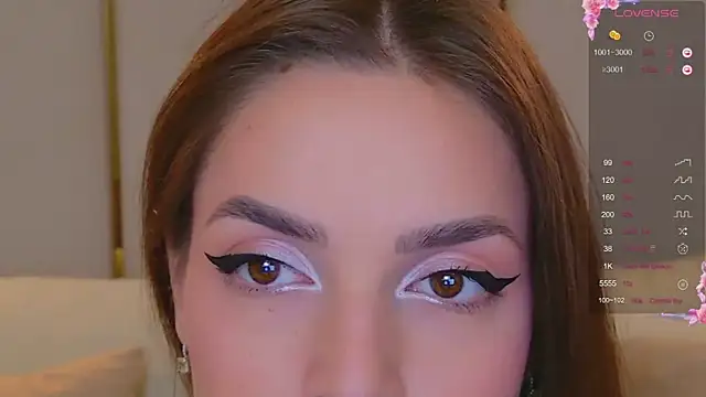 Snapshot of BellaHalles chatting on November 2025 06:01:01 AM BellaHalles online show from November 2025 06:01:01 AM