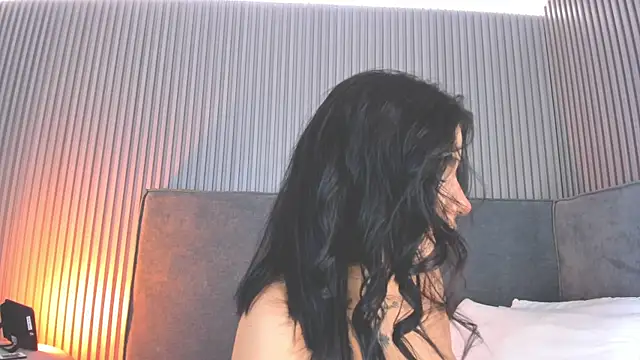 emelie 89 online show from November 2025 01:00:02 PM