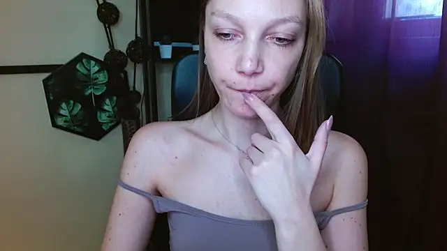 Snapshot of EmillyPlay chatting on April 2026 01:47:02 PM EmillyPlay online show from April 2026 01:47:02 PM